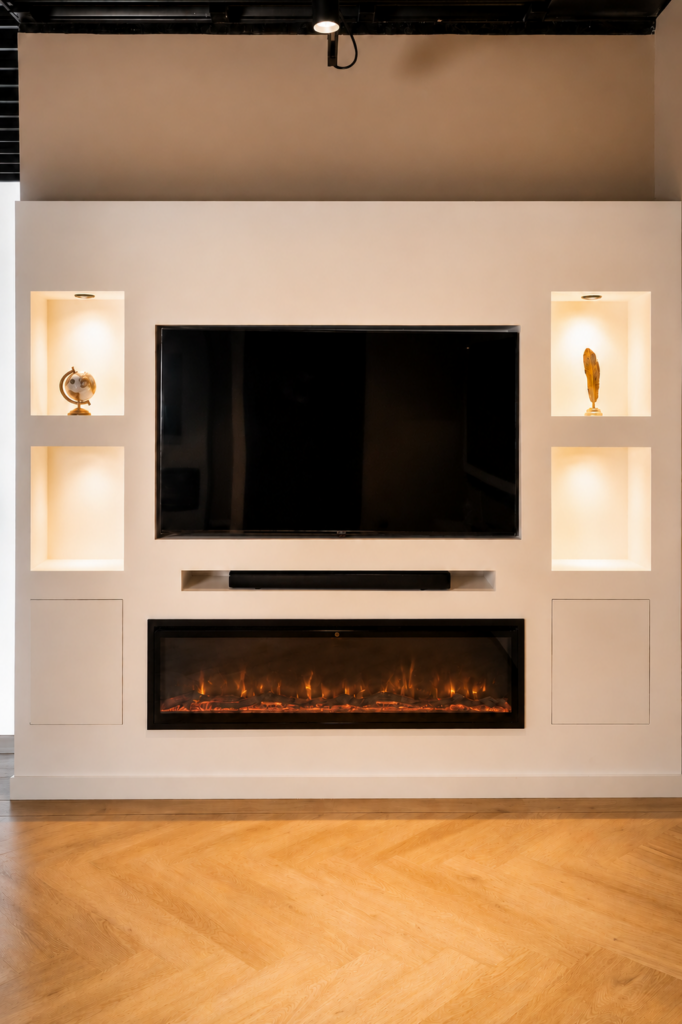 Cinewall met haard en soundbar strak weggewerkt